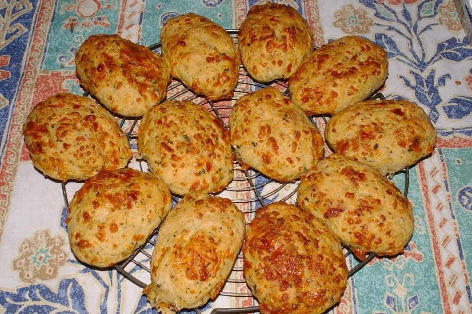 Käsebrötchen mit Chili und Kräutern