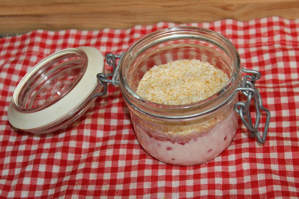 Schichtdessert mit Himbeeren und Datteln