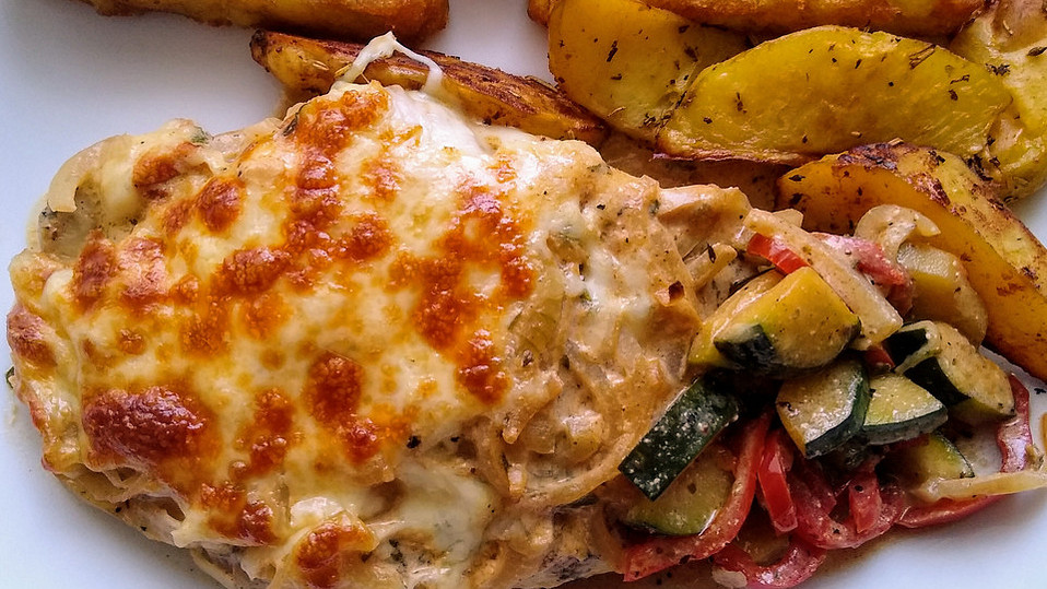 Schweinekoteletts mit Zucchini-Spitzpaprika-Gemüse in Zwiebel-Sahne ...