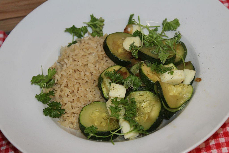 Zucchini mit Feta und Reis