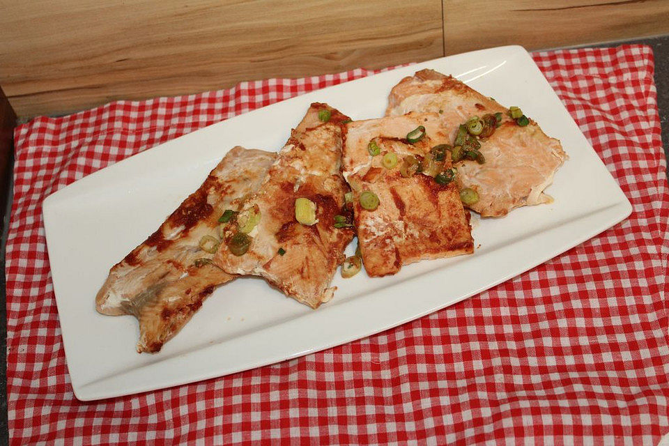 Glasierter Lachs mit Frühlingszwiebeln