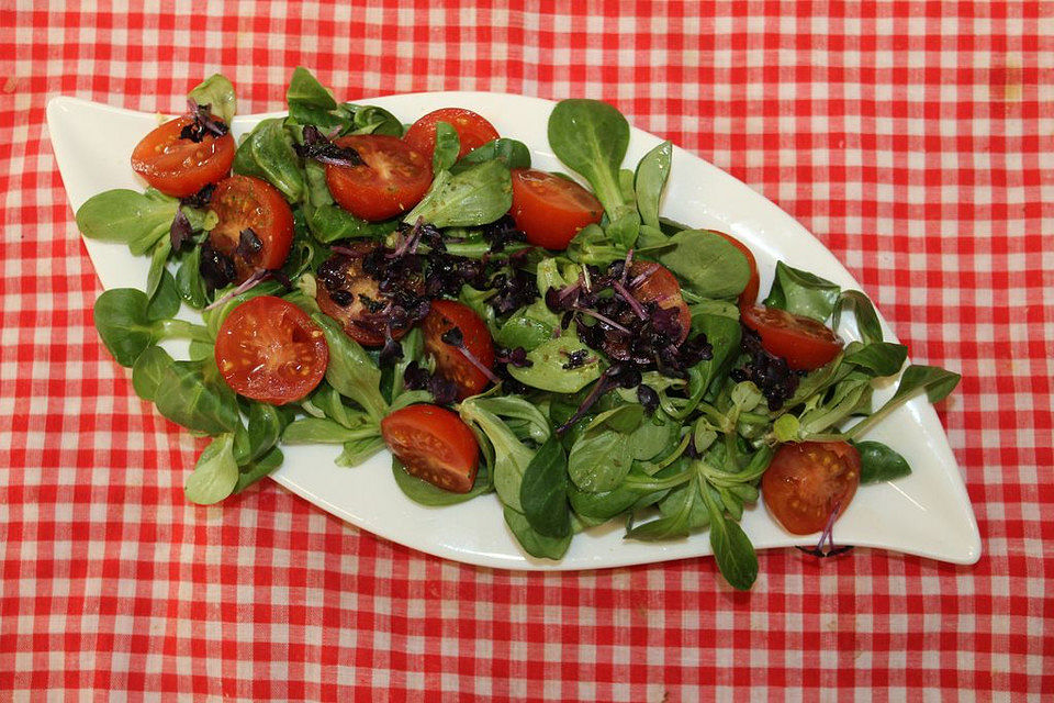 Feldsalat mit Tomaten in Balsamico-Rettichsprossen-Dressing