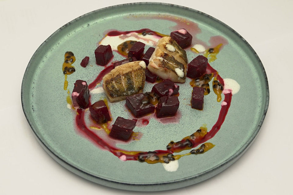 QSFP-Zanderfilet mit Rote Bete, Passionsfrucht und Joghurt