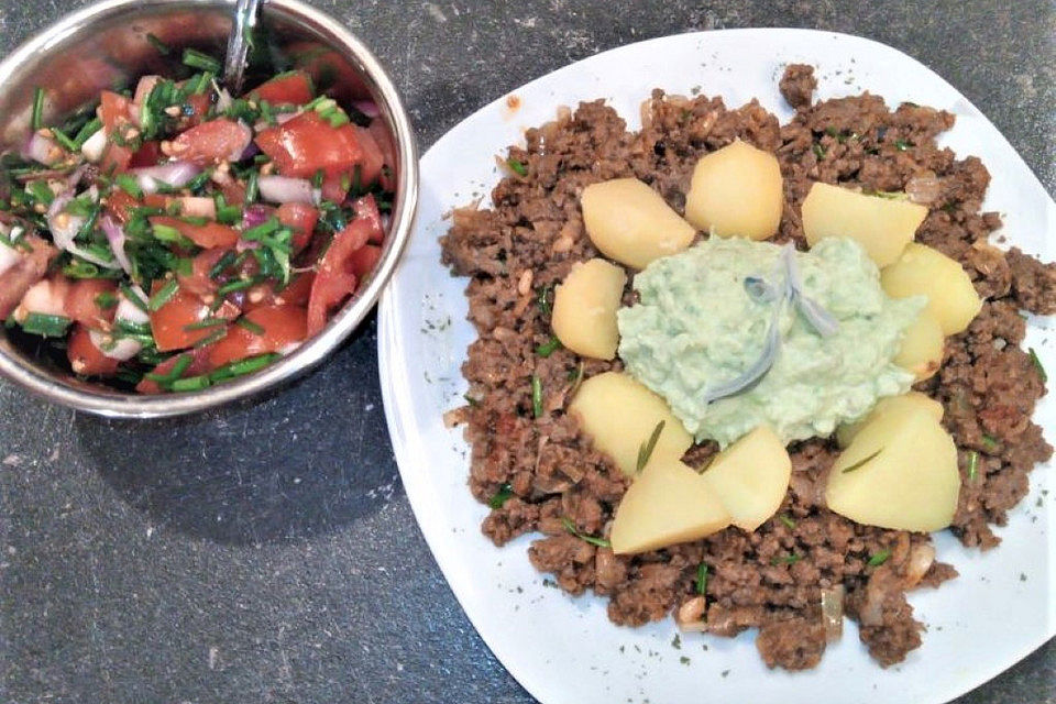 Hackfleisch mit Thai-Erdnusssauce und Avocadocreme zu Kartoffeln