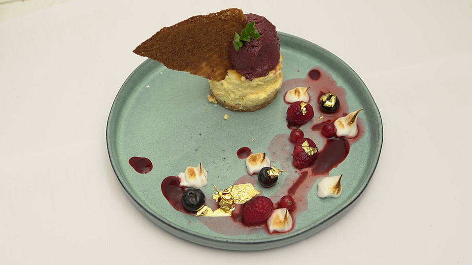 Geflämmter New York Cheesecake mit Waldbeer-Avocado-Eis von ...