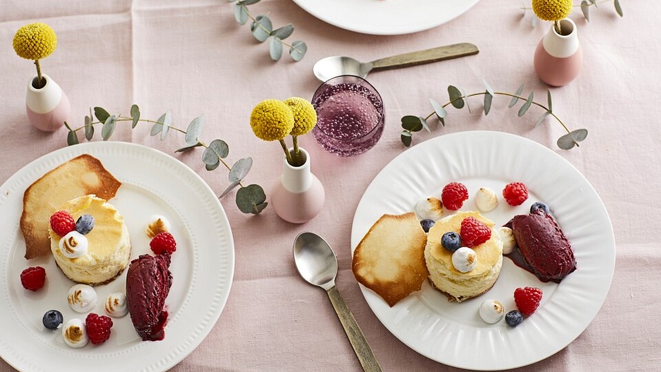 Geflämmter New York Cheesecake mit Waldbeer-Avocado-Eis von ...