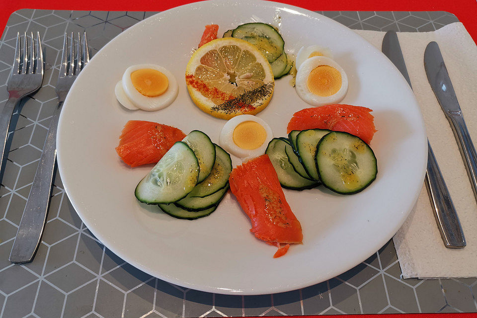 Gurken-Lachs-Ei-Salat