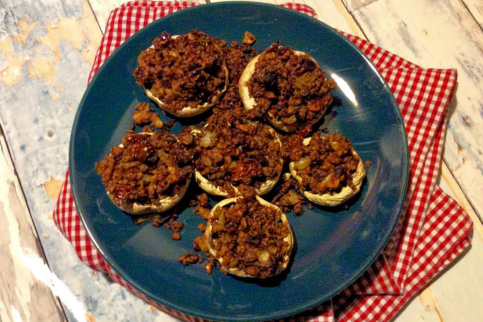 Überbackene Champignons mit einer vegan-mediterranen Tempehfüllung