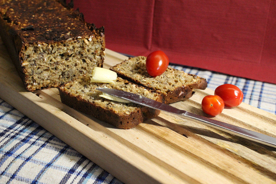 Vollkornbrot ohne Kneten mit Schrot und Buttermilch