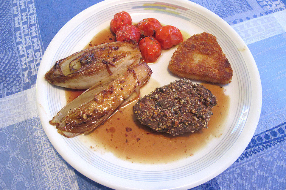 Rinderfilet mit Sesam-Kürbiskern-Kruste und karamellisiertem Chicorée