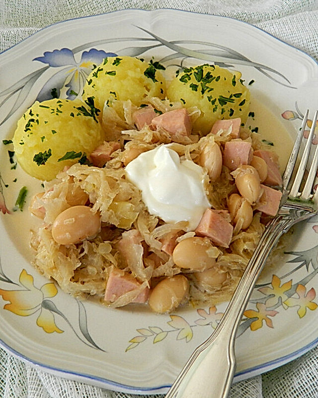 Sauerkrauteintopf mit Fleischwurst und Bohnen