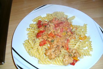 Gehacktes In Paprika Tomatensosse Mit Nudeln Von Heidchristian Chefkoch