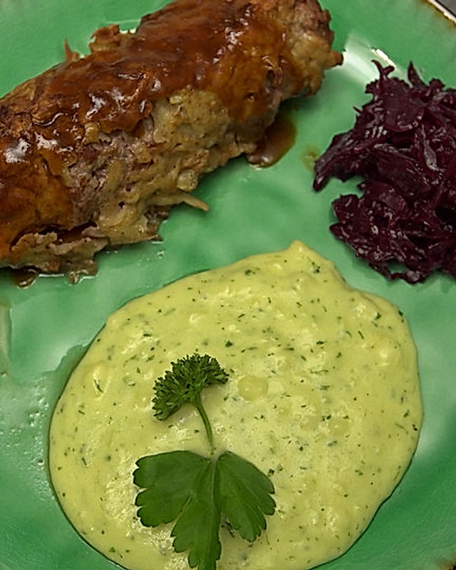 Rindersteak-Roulade im Kartoffelmantel mit grünem Kartoffelpüree und Rotkohl