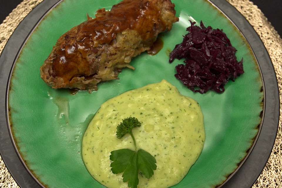 Rindersteak-Roulade im Kartoffelmantel mit grünem Kartoffelpüree und Rotkohl