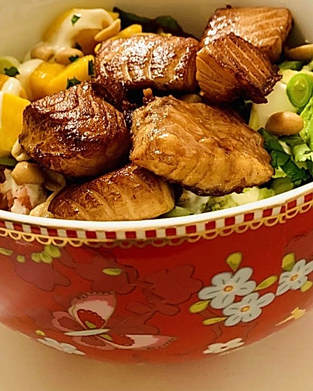 Rosa Reis-Lachs-Bowl mit Mango, Avocado und Wasabi-Dressing