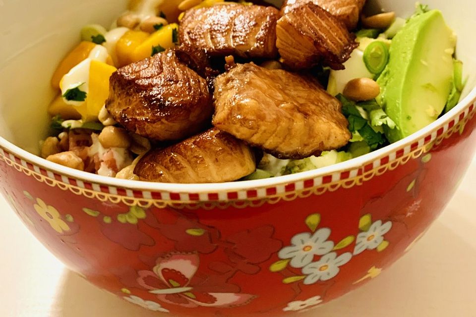 Rosa Reis-Lachs-Bowl mit Mango, Avocado und Wasabi-Dressing