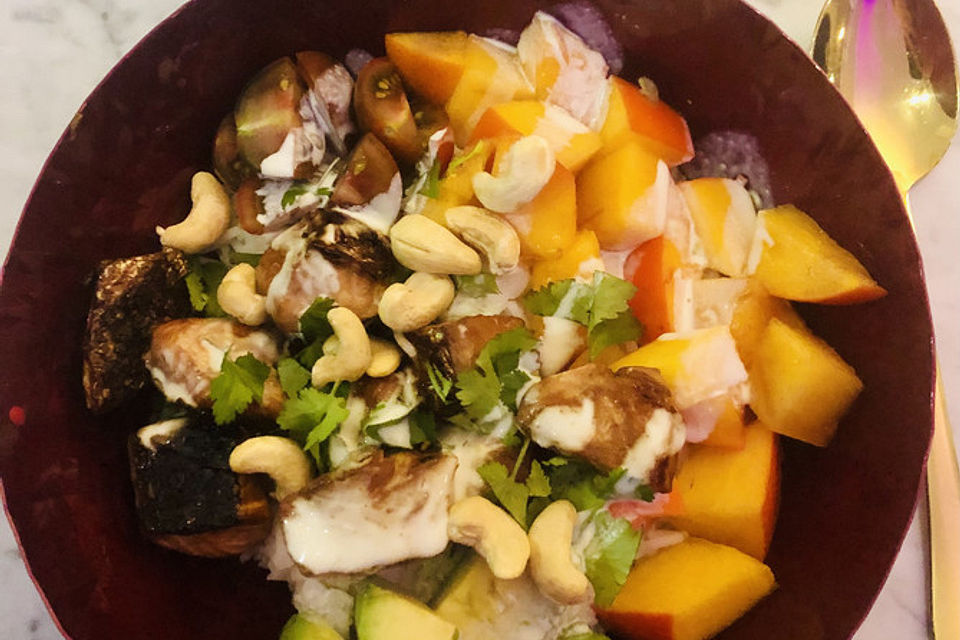 Rosa Reis-Lachs-Bowl mit Mango, Avocado und Wasabi-Dressing