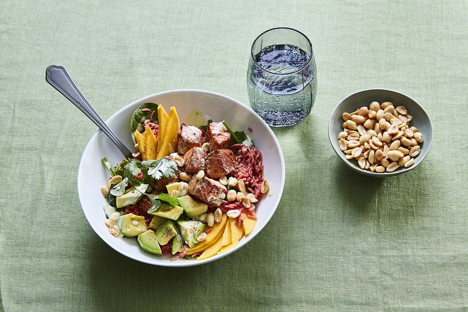 Rosa Reis-Lachs-Bowl mit Mango, Avocado und Wasabi-Dressing