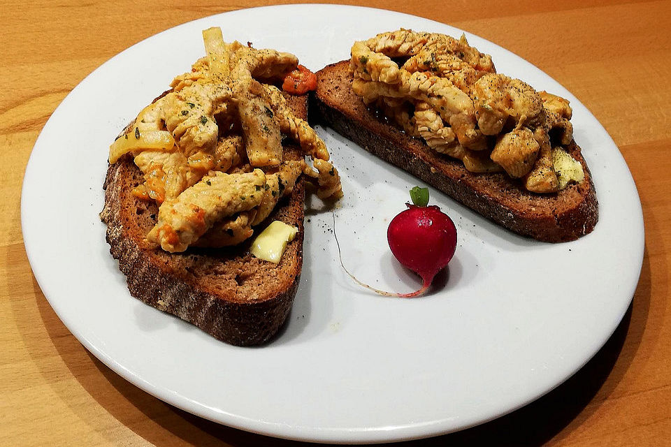 Hähnchengeschnetzeltes auf Bauernbrot