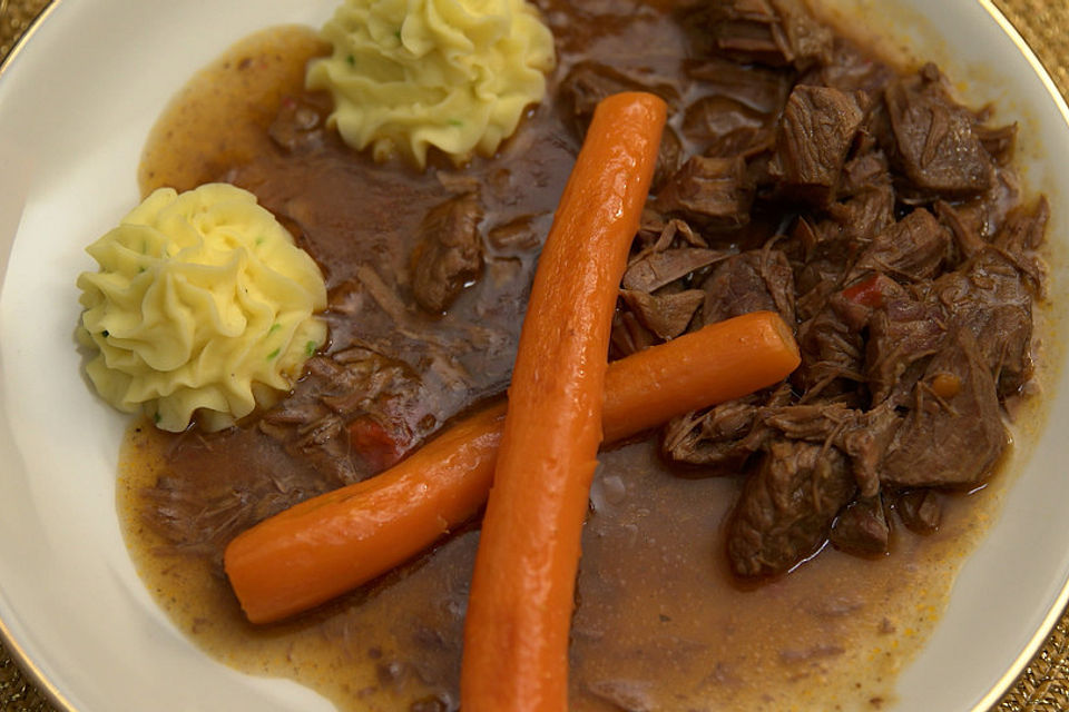 Gulasch à la Maman mit Kartoffeltupfern