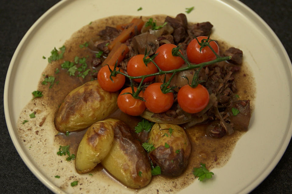 Kirschtomaten aus der Pfanne und Ofenkartoffeln