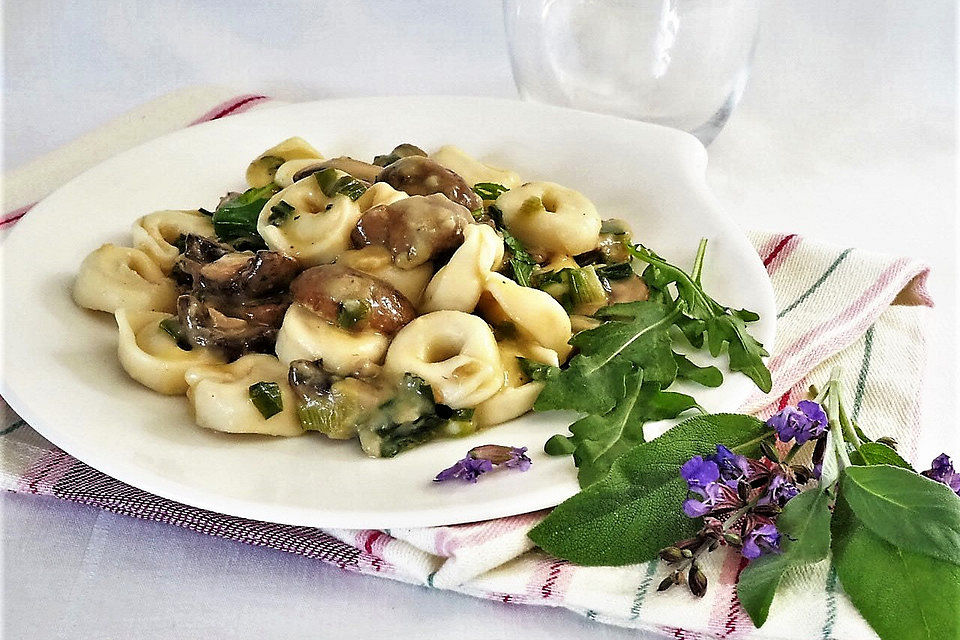 Tortellini in würziger Pilzsoße