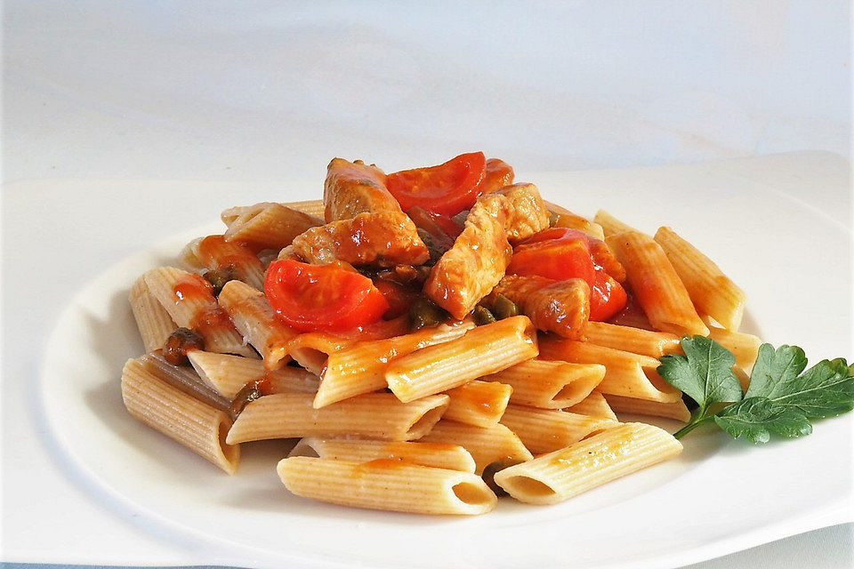 Penne mit Tomaten-Kapernsauce