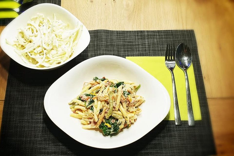 Mediterrane Frischkäse-Pasta mit Spinat, Schinken und schnellem Coleslaw