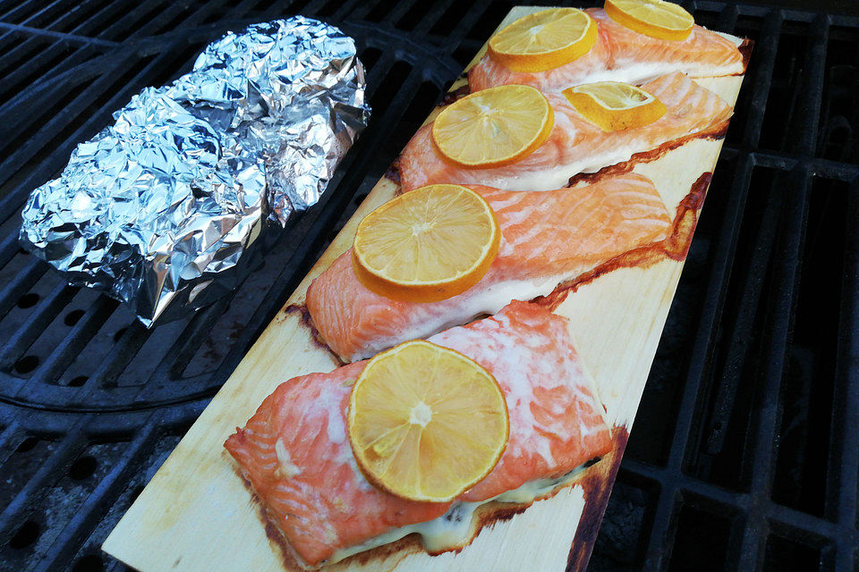 Auf Zedernholz gerillter Lachs mit Ingwer-Marinade