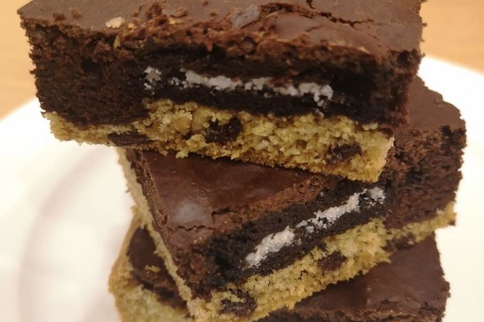 Veganer Brownie-Kuchen mit Oreos und Erdnussbutter