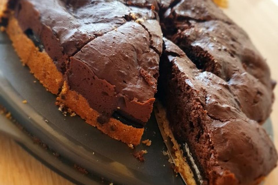 Veganer Brownie-Kuchen mit Oreos und Erdnussbutter