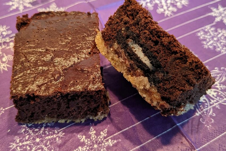 Veganer Brownie-Kuchen mit Oreos und Erdnussbutter