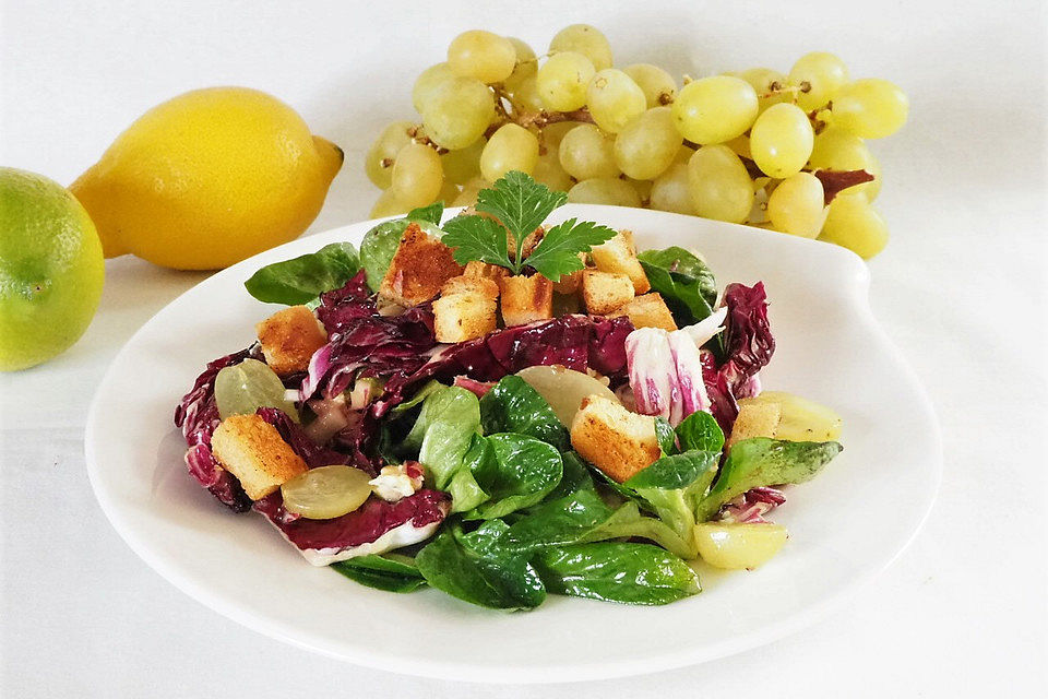 Radicchiosalat mit Gorgonzola und Croûtons