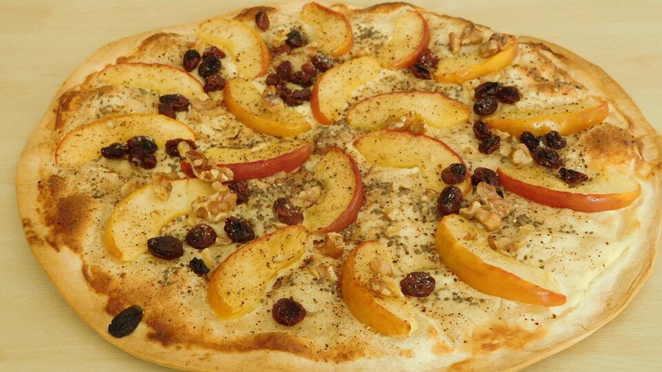 Veganer-s-er-Flammkuchen-mit-pfeln-und-Rosinen
