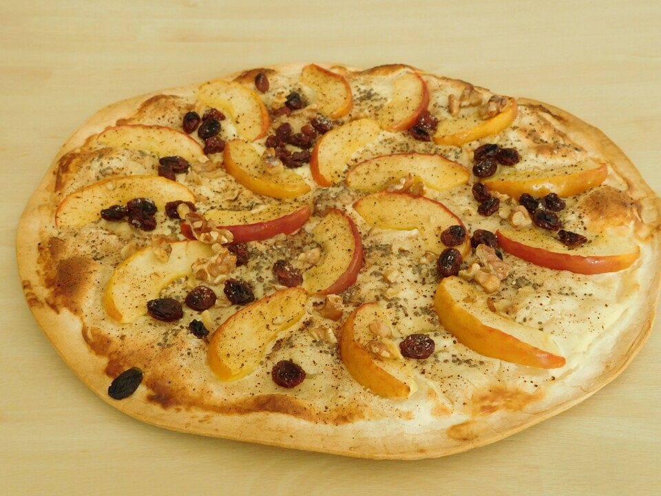Veganer süßer Flammkuchen mit Äpfeln und Rosinen von nabe| Chefkoch