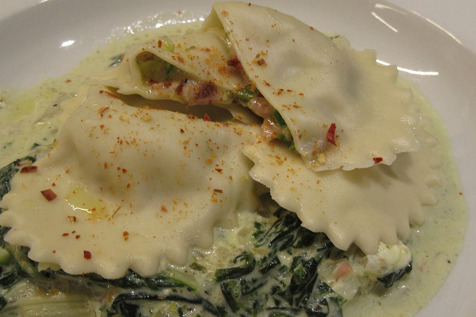 Ravioli mit Spargelfüllung auf Mangoldgemüse