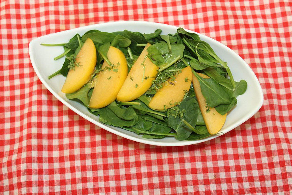 Spinat-goldene-Pflaume-Salat mit Orangendressing