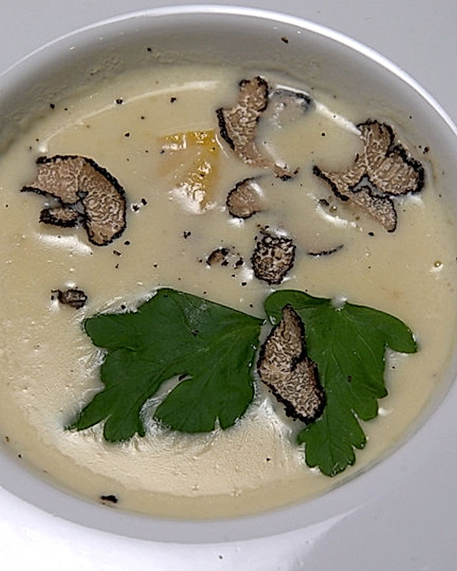 Kürbisravioli an Velouté aus Appenzeller Käse mit gehobeltem schwarzen Trüffel