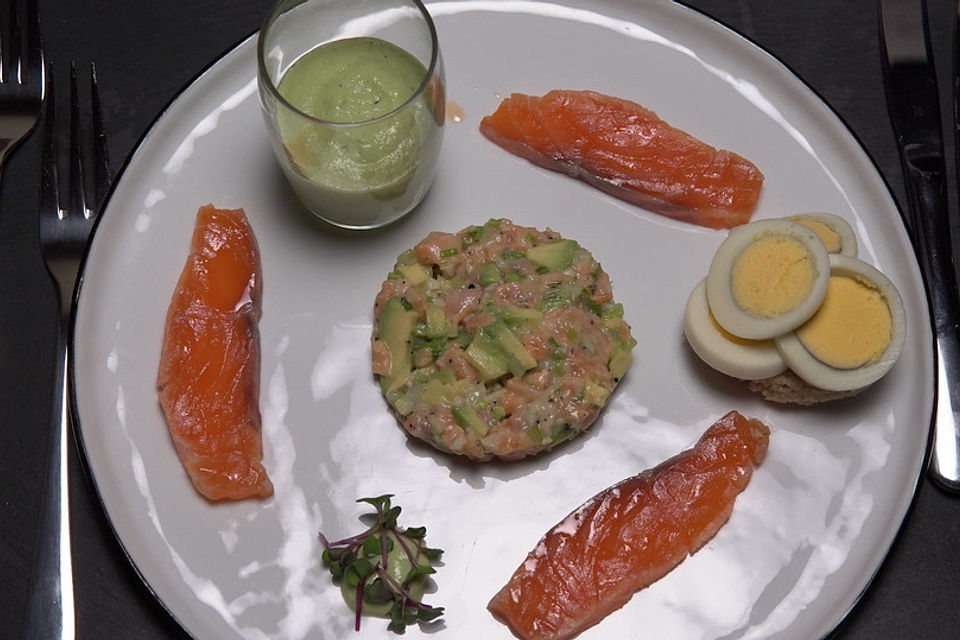 Duett vom Lachs mit Avocado-Espuma, Hickory-Ei und Focaccia