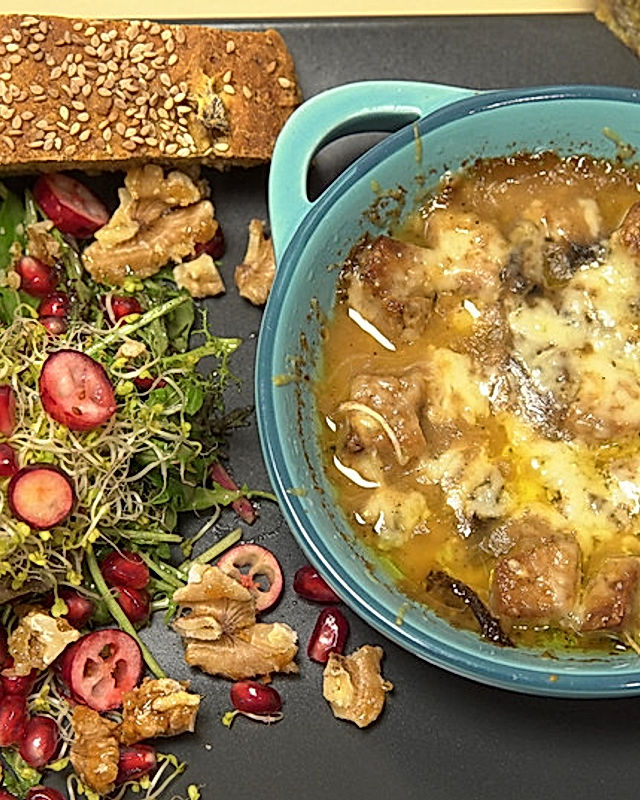 Ragout fin mit wildem Salat und Süßkartoffel-Maronen-Brot