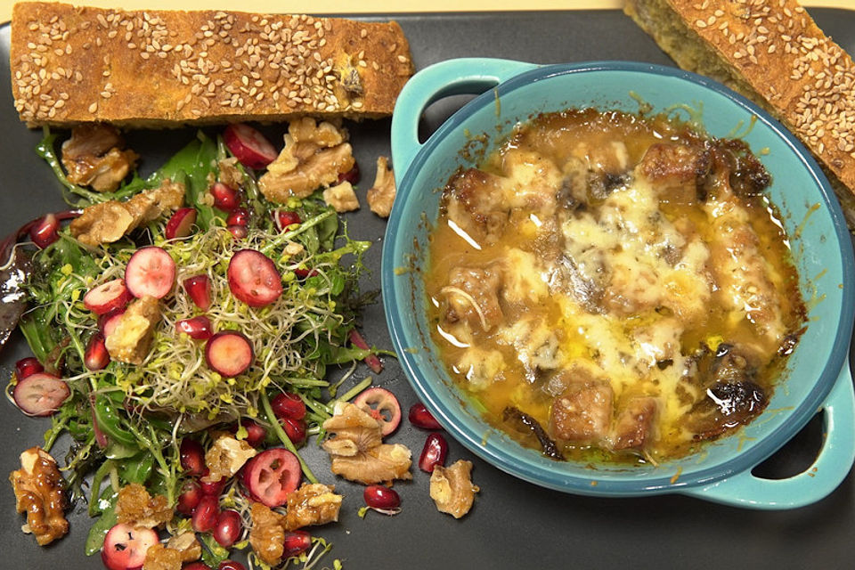 Ragout fin mit wildem Salat und Süßkartoffel-Maronen-Brot