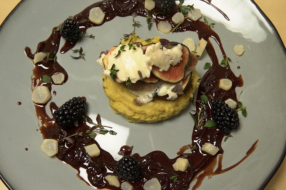 Rehtürmchen mit Gorgonzola und Feige, auf Esskastanienpüree mit Brombeeren-Brandy-Schokoladen-Sauce