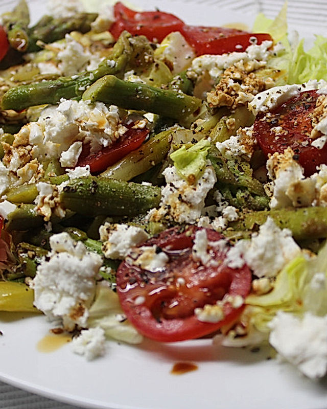Bunter grüner Spargelsalat mit Tomaten und Feta - einfacher Partysalat