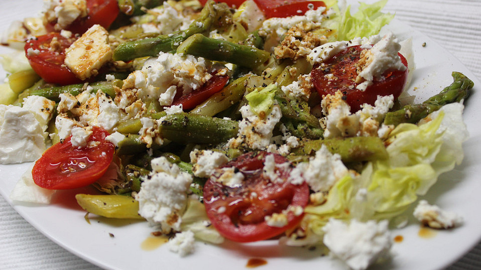 Bunter grüner Spargelsalat mit Tomaten und Feta - einfacher Partysalat ...