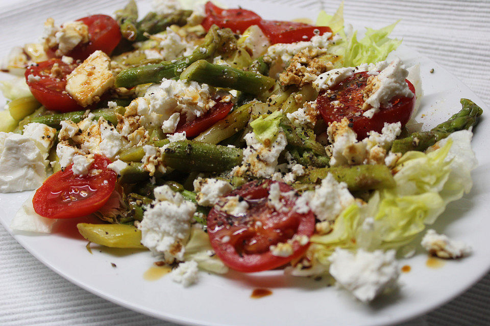 Bunter grüner Spargelsalat mit Tomaten und Feta - einfacher Partysalat