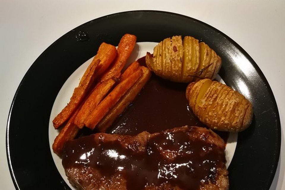 Rostbraten mit Fächerkartoffeln und Ofenmöhrchen