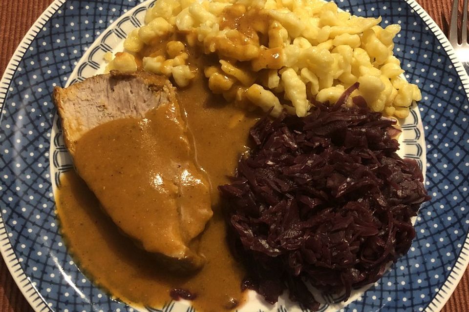 Schweinebraten "Rübenberger Art" mit Knöpfle und Apfelrotkohl