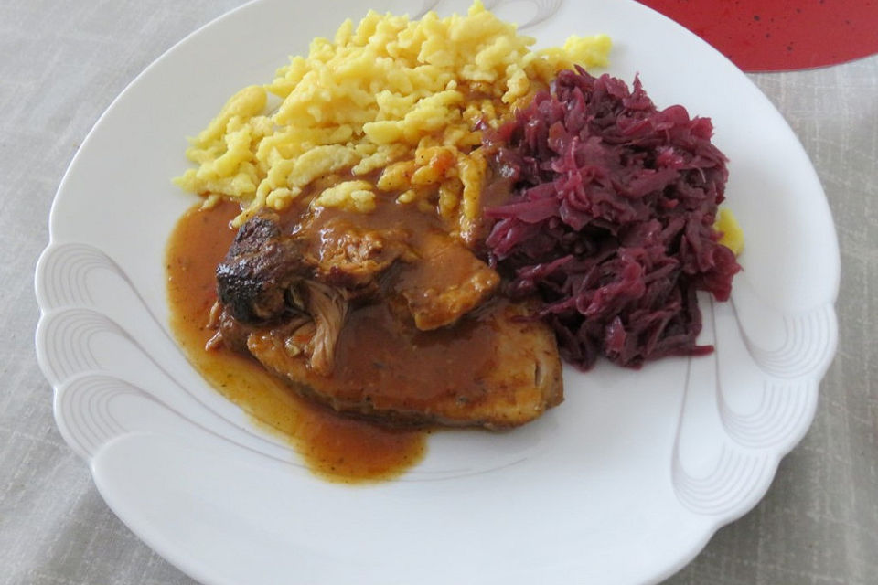 Schweinebraten "Rübenberger Art" mit Knöpfle und Apfelrotkohl