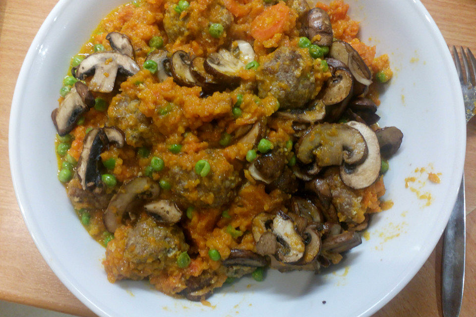 Hackbällchen in Möhrensauce mit Erbsen und Champignons