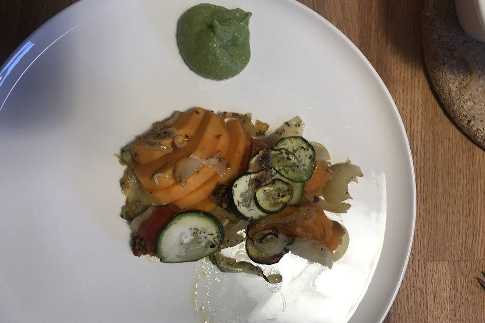 Veganer Süßkartoffelauflauf mit Rucola-Koriander-Pesto